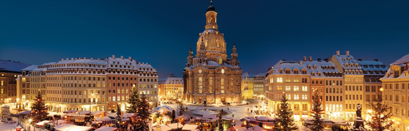 Blick auf den Neumarkt Dresden zur Weihnachtszeit